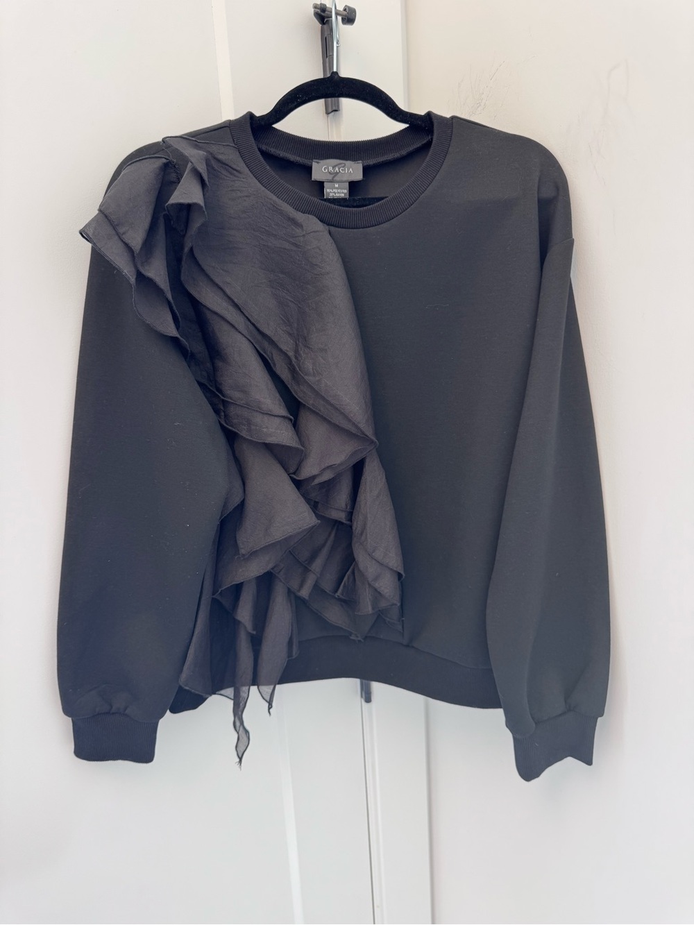 Gracia Black Ruffle One-Shoulder Sweatshirt